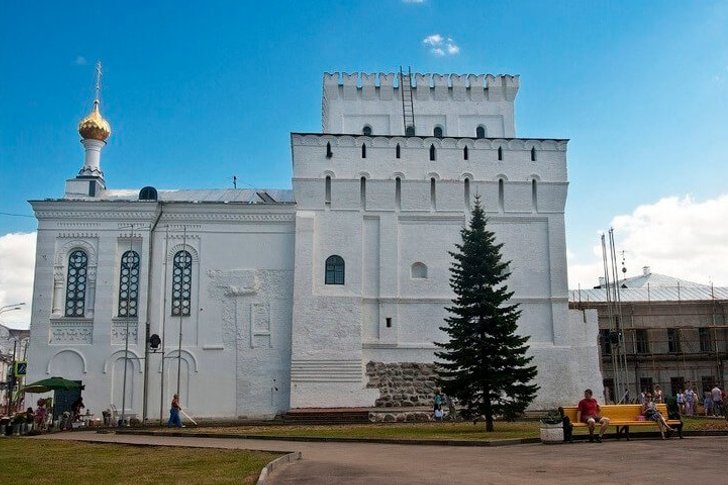 Vlasievskaya 塔和 Znamenskaya 教堂