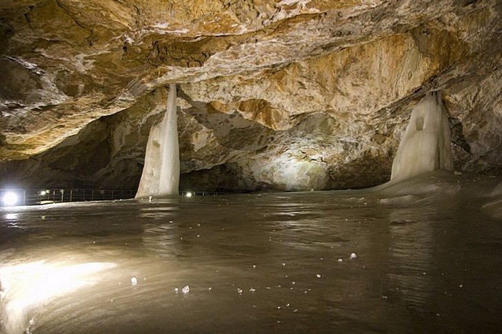 Grotte de glace de Dobshinskaïa