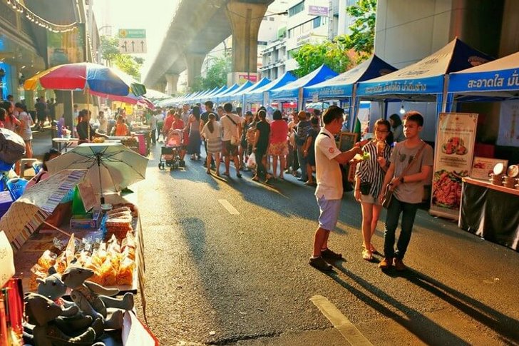 Mercado de rua de domingo de banha Yai