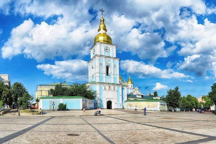 Mikhailovski klooster met gouden koepels