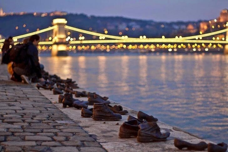 Schoenen op de Donau